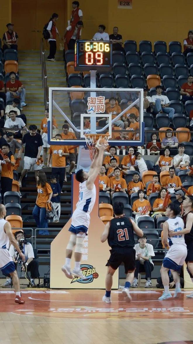 TheShy回归赛场，战术调整首场状态亮眼，掘金观众沸腾！