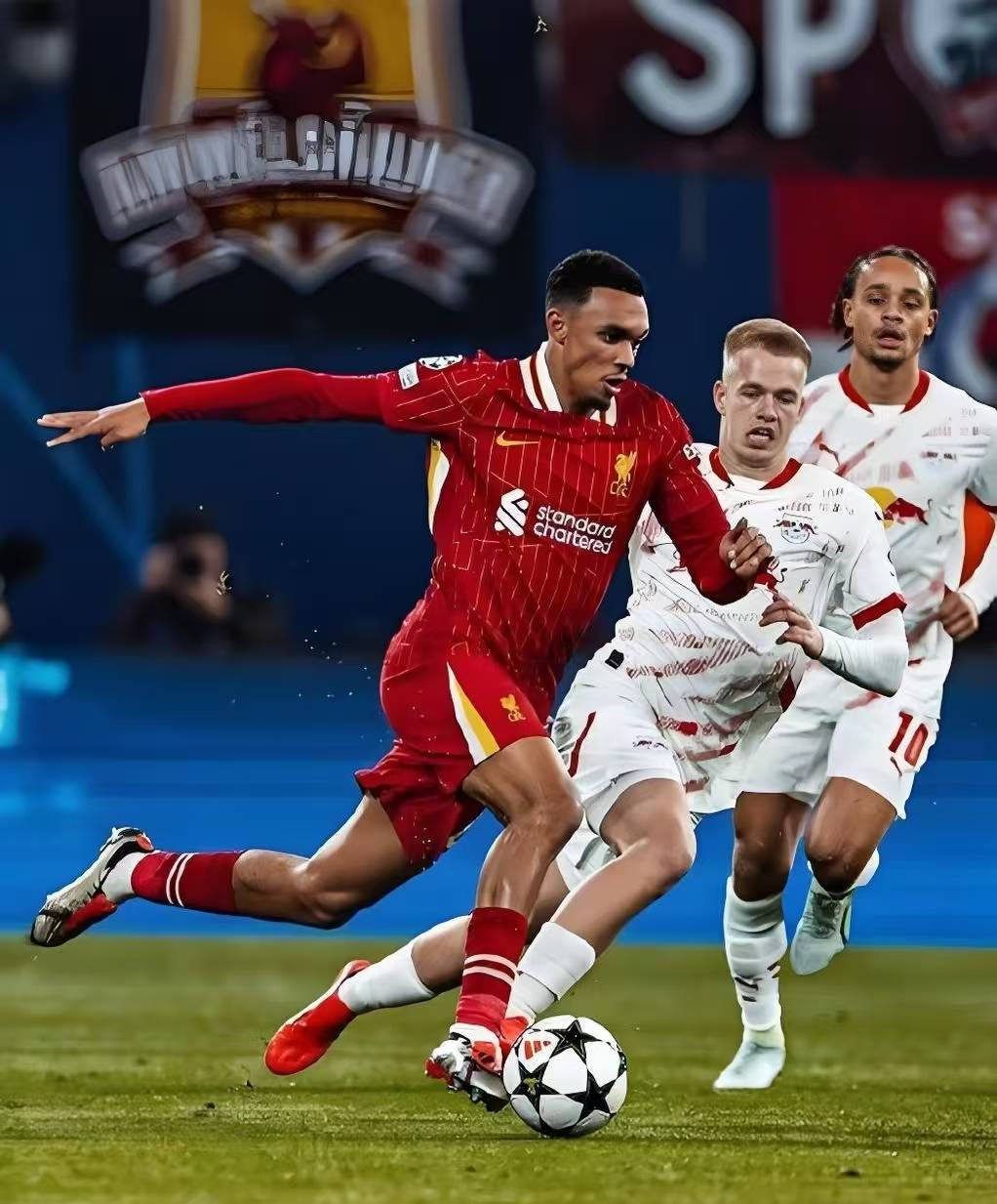 Uzi在利物浦比赛中突破纪录，势不可挡引发热议！